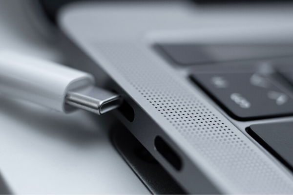 Bạn sử dụng cổng kết nối USB-C để kết nối iPhone với thiết bị máy tính